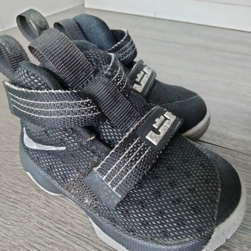 Nike lebron soldier